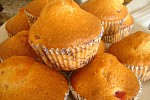 Фото рецепта: Нежные кексы со свежей клубникой