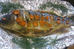 Фото рецепта: Карп, запеченный в духовке с луком и морковью