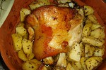 Фото рецепта: Запеченная свиная рулька с картофелем