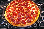 Фото рецепта: Пицца с копченой колбасой и жареным перцем