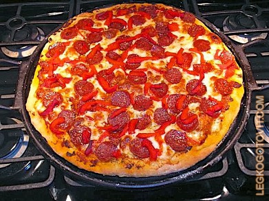 Фото рецепта: Пицца с копченой колбасой и жареным перцем