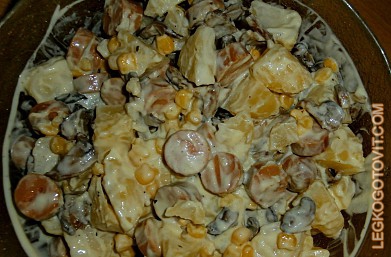 Фото рецепта: Салат из отварного картофеля, грибов, сосисок и кукурузы
