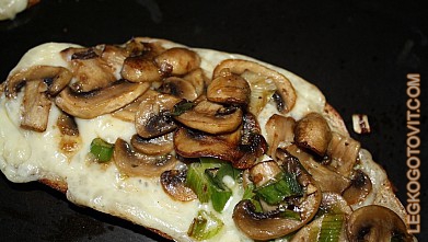 Фото рецепта: Горячий бутерброд с сыром и грибами