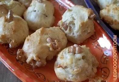 Фото рецепта: Соленое печенье с грецкими орехами и сыром Рокфор