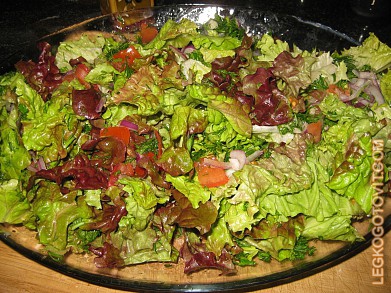 Фото рецепта: Листовой салат с помидорами