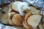 Фото рецепта: Картофель с луком, приготовленный в фольге