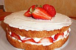 Фото рецепта: Бисквитный торт с клубникой