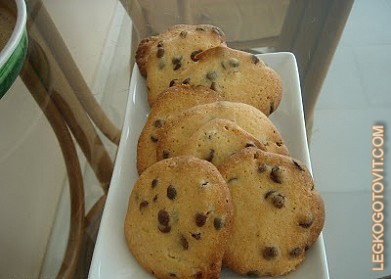Фото рецепта: Хрустящее печенье с кусочками шоколада