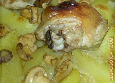 Фото рецепта: Жареная курица с картофелем и грибами