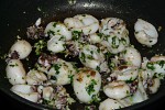 Фото рецепта: Жареные кальмары с петрушкой