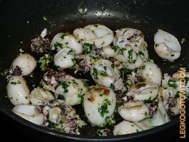 Фото рецепта: Жареные кальмары с петрушкой