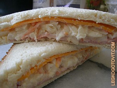 Фото рецепта: Бутерброд с сыром и капустным салатом