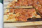 Фото рецепта: Картофельная пицца с чесноком и розмарином