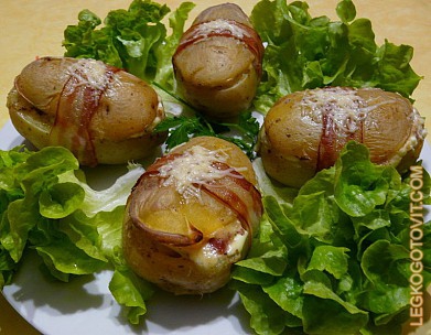 Фото рецепта: Фаршированный картофель в копченом беконе