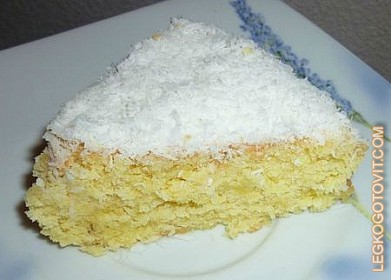 Фото рецепта: Бисквитный пирог с кокосом