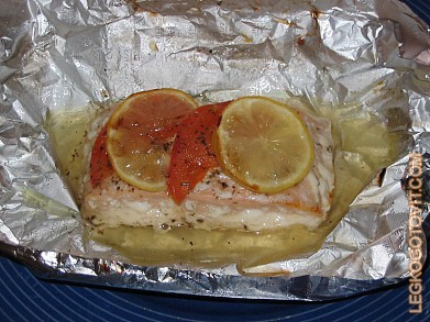 Рыба, запечённая в фольге с помидорами, сыром и грибами