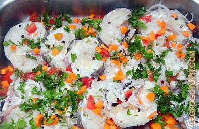 Хек с луком и морковью в духовке — рецепт с фото пошагово
