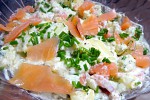 Фото рецепта: Вкусный картофельный салат с копченой форелью