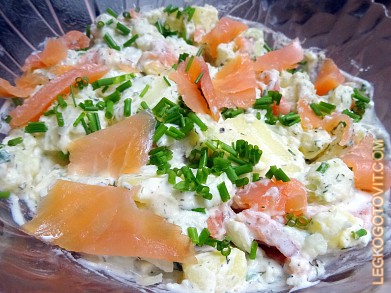 Фото рецепта: Вкусный картофельный салат с копченой форелью