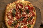 Фото рецепта: Пицца со свежими помидорами и базиликом