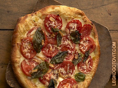 Фото рецепта: Пицца со свежими помидорами и базиликом