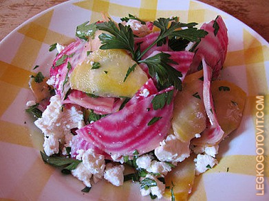 Фото рецепта: Полосатый салат из свеклы и сыра фета