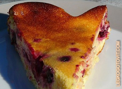 Фото рецепта: Сырная запеканки из обезжиренного творога с ягодами
