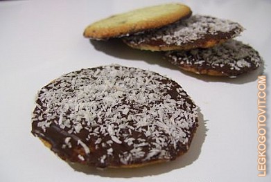 Фото рецепта: Печенье с шоколадом и кокосом