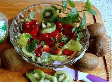 Фото рецепта: Салат с клубникой и киви