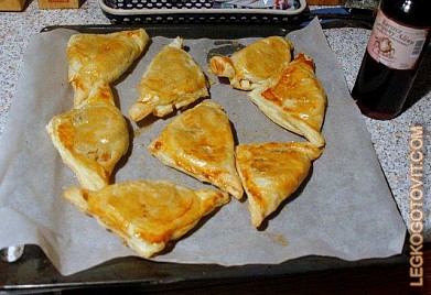 Фото рецепта: Треугольники с мясом в слоеном тесте