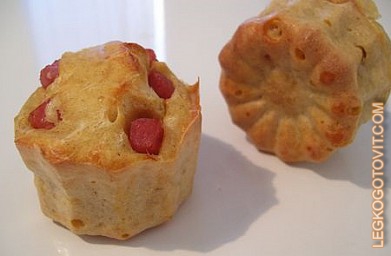 Фото рецепта: Закусочные кексы с ветчиной и плавленым сыром