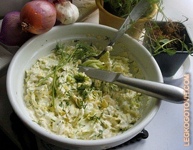 Фото рецепта: Салат из молодой капусты со сметаной