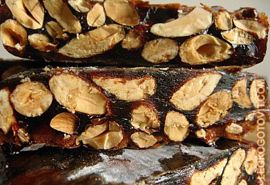 Фото рецепта: Черная (медовая) нуга с орехами