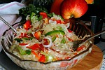 Фото рецепта: Красочный салат с квашеной капустой