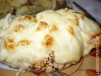 Фото рецепта: Куриное филе с ананасами и сыром