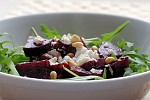 Фото рецепта: Салат из свеклы с фетой, орехами и рукколы