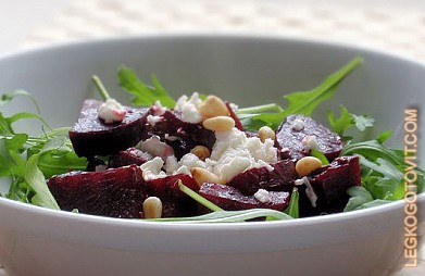 Фото рецепта: Салат из свеклы с фетой, орехами и рукколы