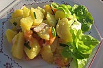 Фото рецепта: Летний салат из молодого картофеля и копченой семги