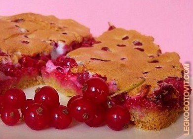 Фото рецепта: Пирог с безе и красной смородиной