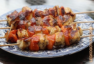Фото рецепта: Куриный шашлык с абрикосами и тимьяном