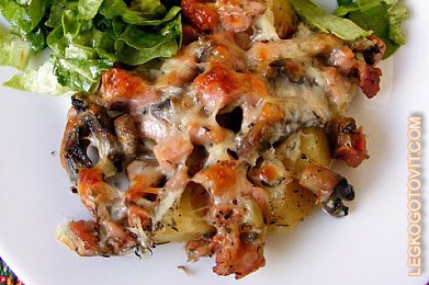 Фото рецепта: Запеченный картофель с ветчиной, грибами и сыром