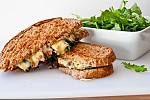 Фото рецепта: Бутерброд с сыром и рукколой