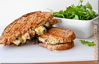 Фото рецепта: Бутерброд с сыром и рукколой