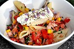 Фото рецепта: Салат с тунцом, помидорами, пенне и фетой