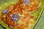 Фото рецепта: Картофельные оладьи с козьим сыром и луком