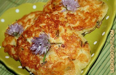 Фото рецепта: Картофельные оладьи с козьим сыром и луком