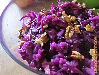 Фото рецепта: Салат из красной капусты с грецкими орехами