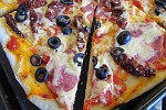 Фото рецепта: Пицца с вялеными помидорами и маслинами