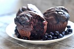 Фото рецепта: Шоколадные кексы с черникой и творожной начинкой