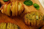 Фото рецепта: Картофель-гармошка с чесноком